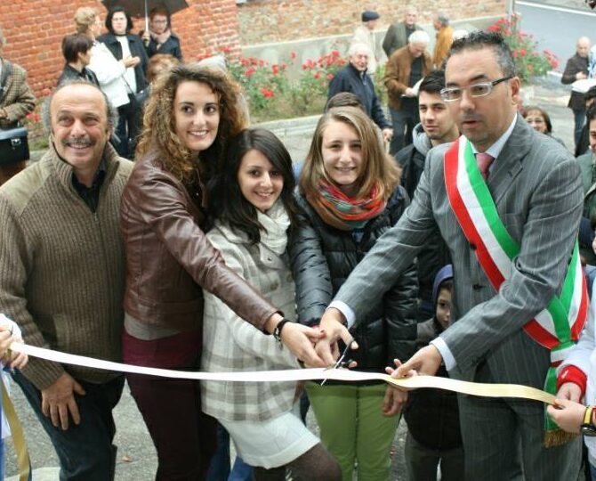 Foto con le volontarie, il sindaco e il presidente della Pro Loco